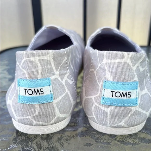 TOMS Gray Giraffe Pattern Eco friendly Canvas Shoes size 8 - Picture 6 of 6